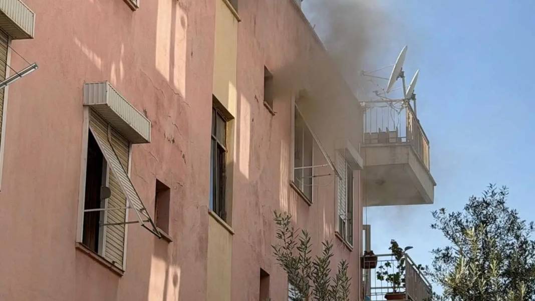 Kepez’de Ev Yangını Korkuttu: Panik Sokaklara Taştı! 1